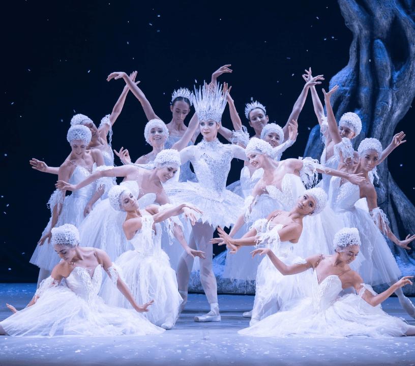 A Rainha da Neve no centro da Valsa dos Flocos de Neve no espetáculo natalino clássico de Londres Quebra-Nozes 