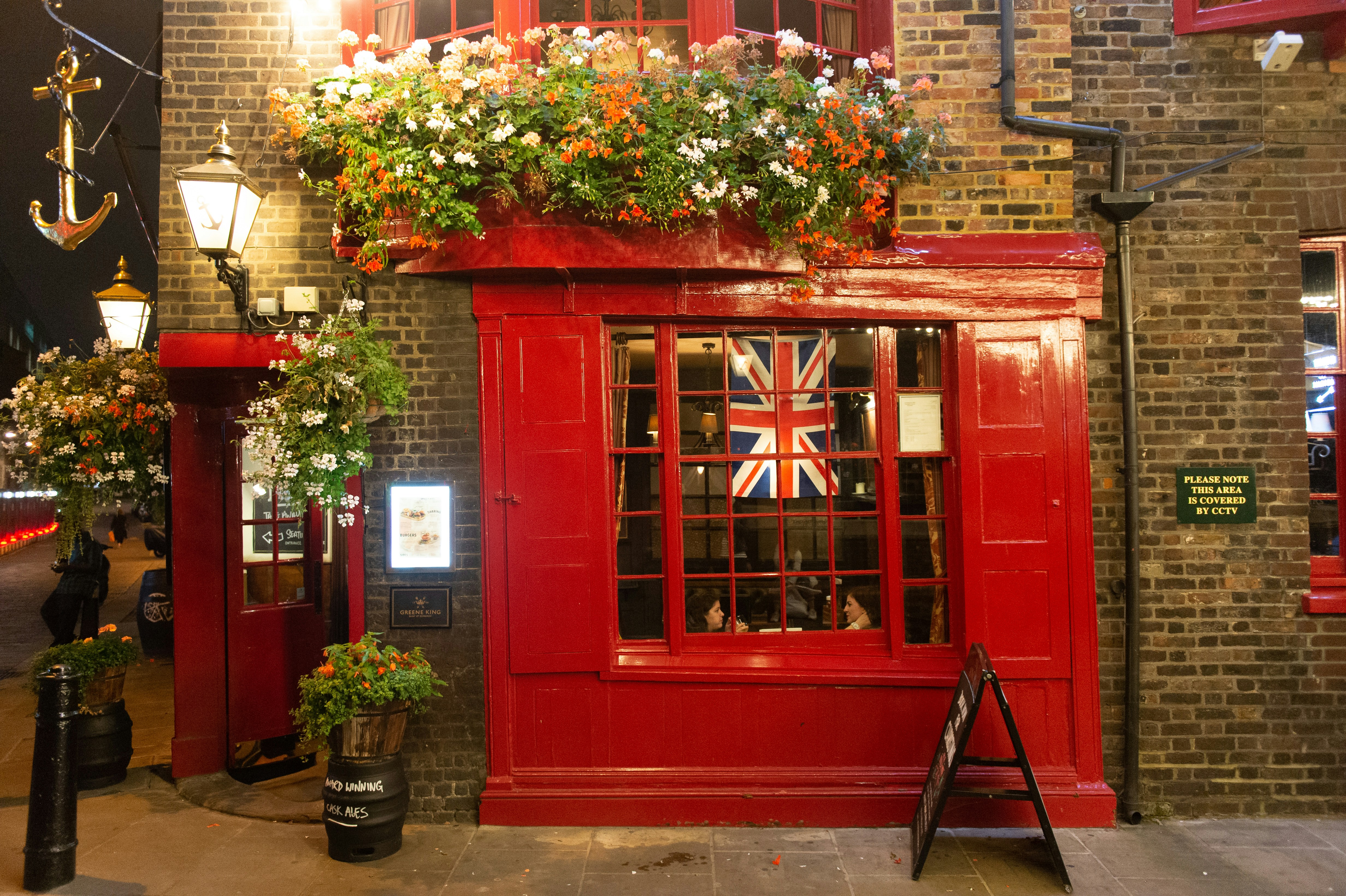 London's Historic Pubs: A Winter's Tale of Warmth and History
