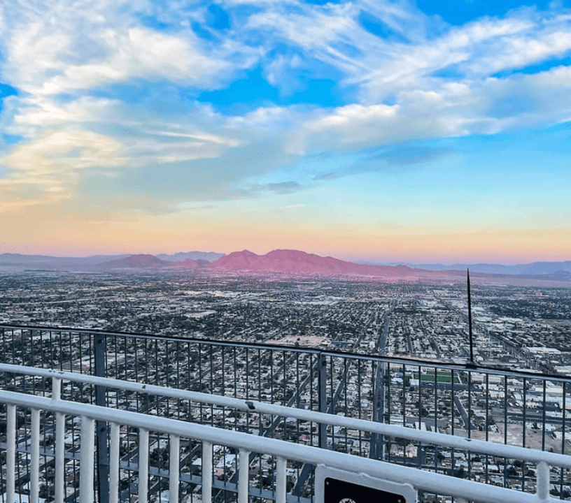 Blick auf Las Vegas bei Sonnenaufgang vom STRAT Tower, der höchsten Aussichtsplattform Amerikas.