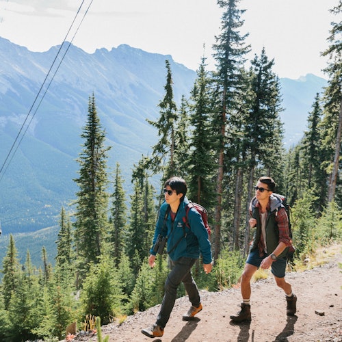 Proslavite Božić 2025. u Calgaryju: planinski pogledi, šetnje po ledu i blagdanska druženja