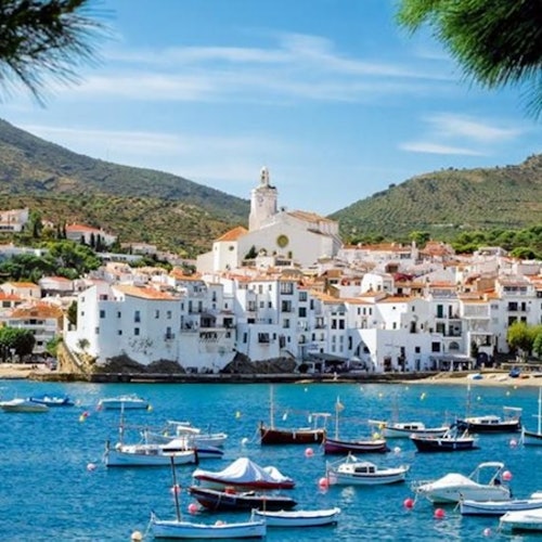 Discover the magic of Christmas in Roses with unique holiday boat tours and ocean-side festivities.