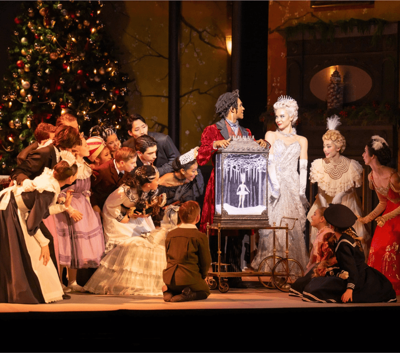 Em frente à árvore de Natal todos se reúnem para olhar o lindo presente da Clara.. Reserve ingressos para ENB Nutcracker